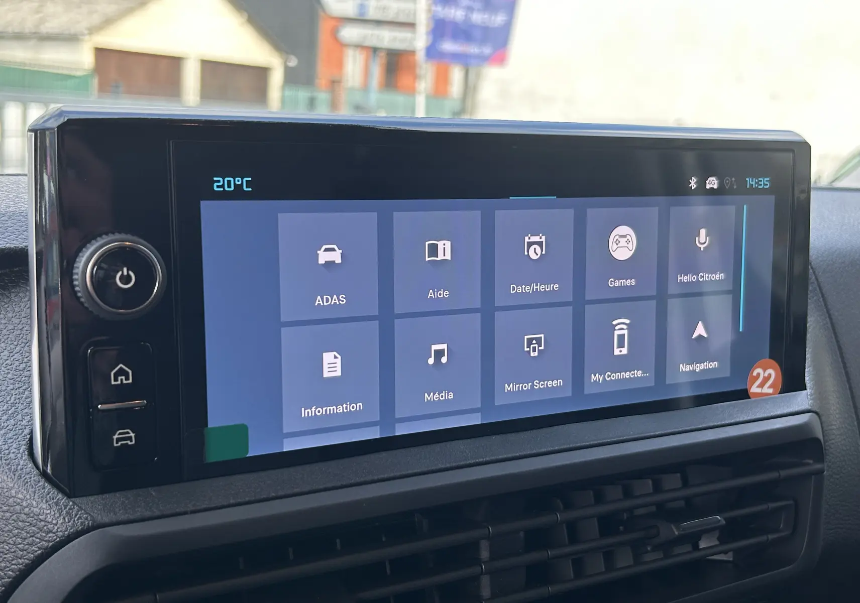 Écran tactile central du Citroën Jumpy Fourgon blanc 2025 affichant le menu principal avec options connectées.
