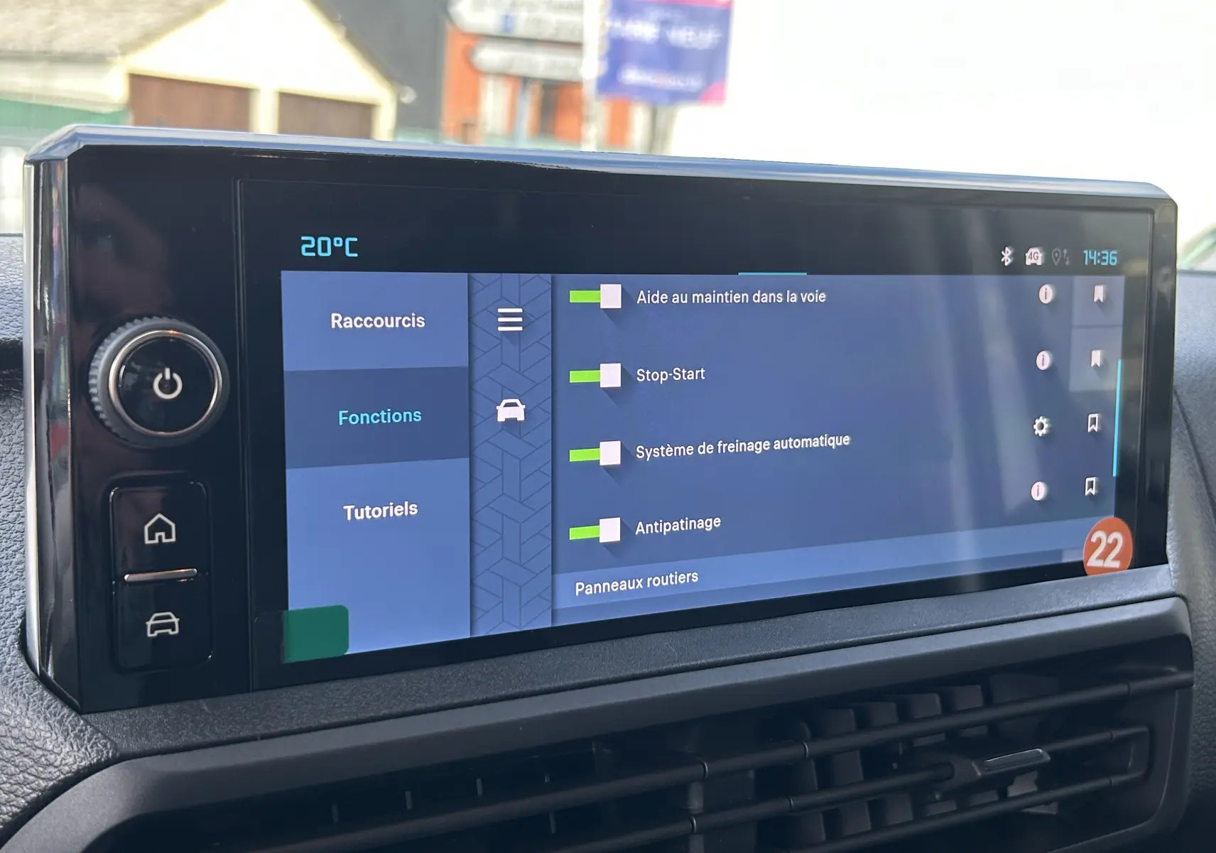 Écran tactile central du tableau de bord du Citroën Jumpy Fourgon blanc, affichant les fonctions d’aide à la conduite.