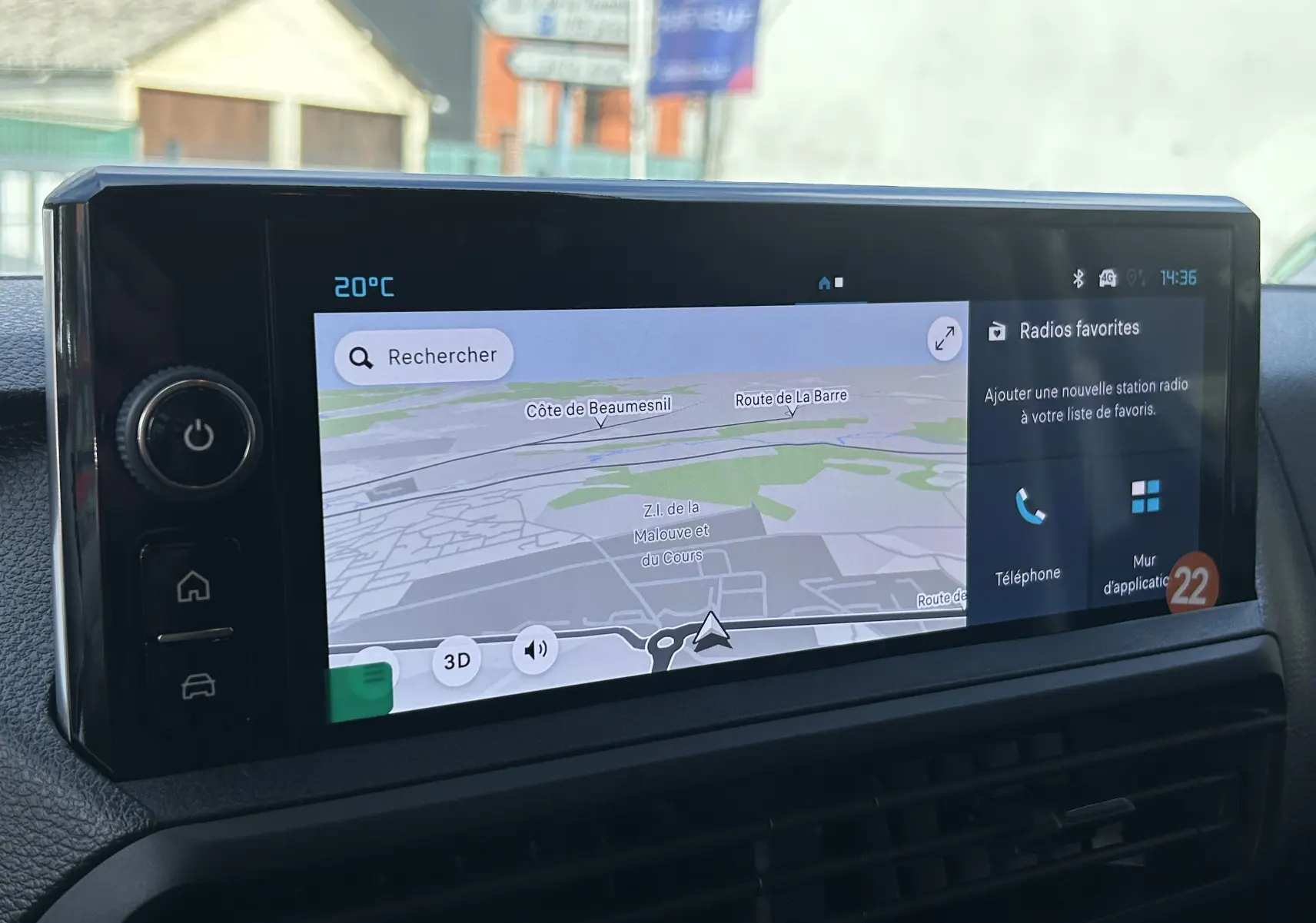 Écran tactile intérieur du Citroën Jumpy Fourgon blanc 2025 affichant la navigation et les options multimédia.