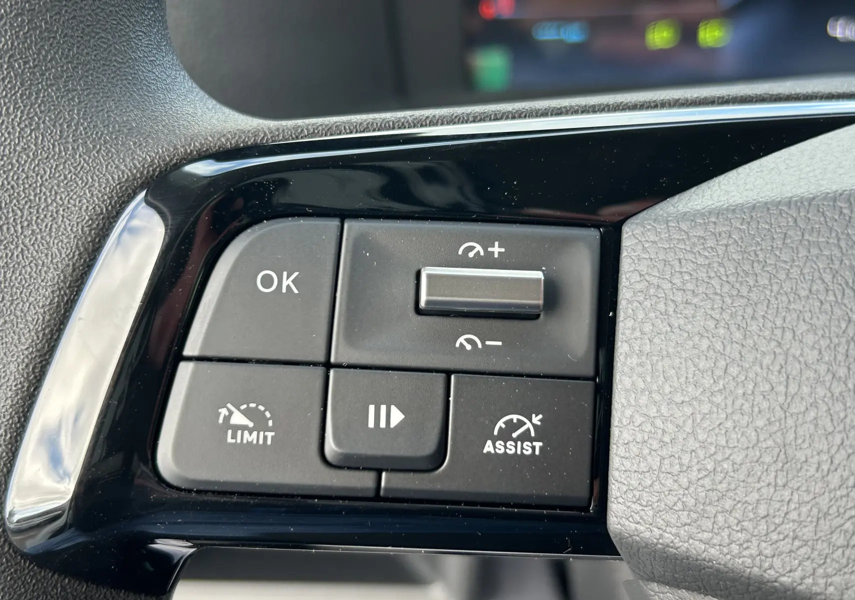 Gros plan sur les commandes au volant du Citroën Jumpy Fourgon blanc, avec boutons de limitation et assistance de vitesse.