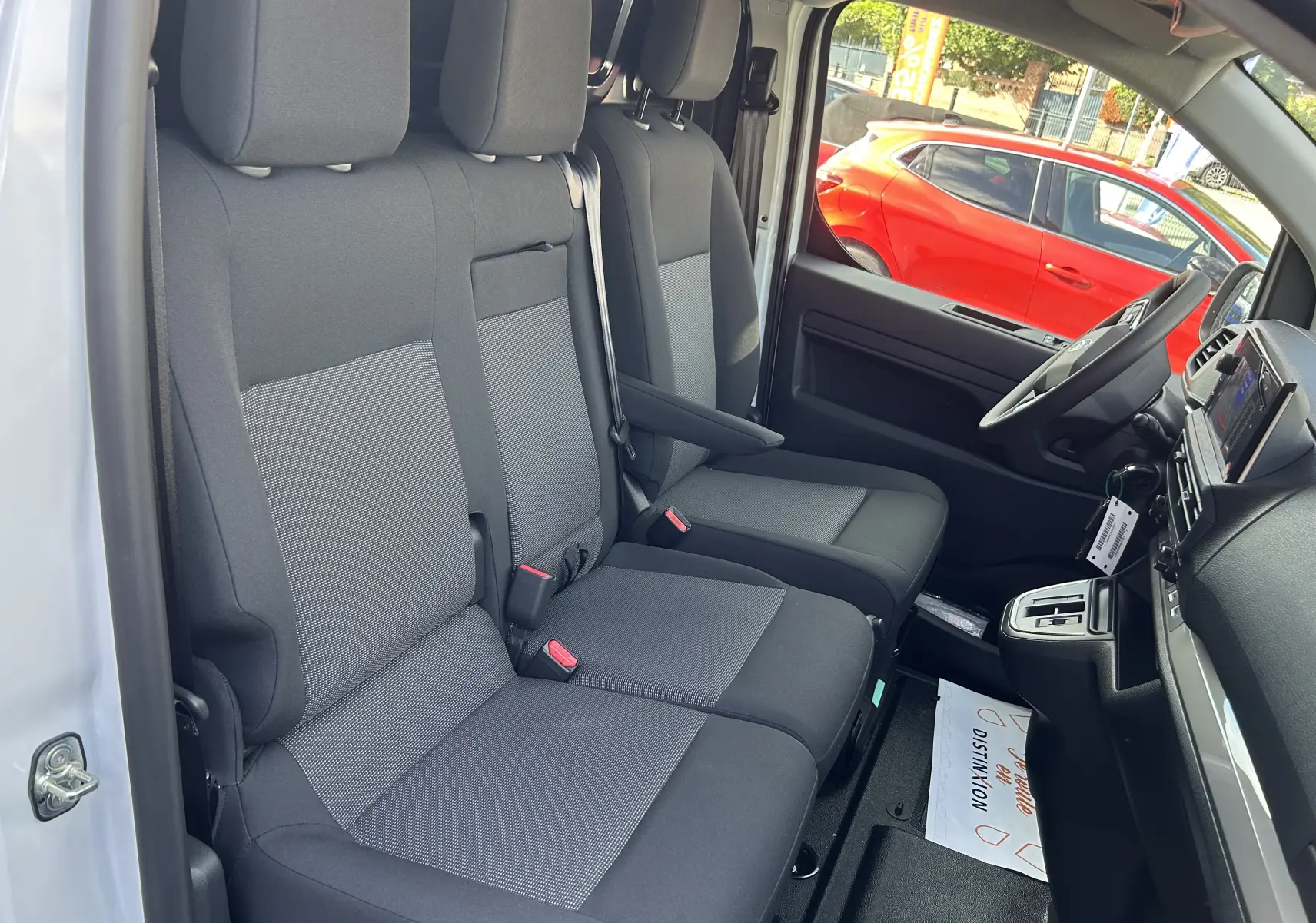 Intérieur du Citroën Jumpy Fourgon blanc 2025, vue côté droit sur sièges tissu gris et tableau de bord moderne.