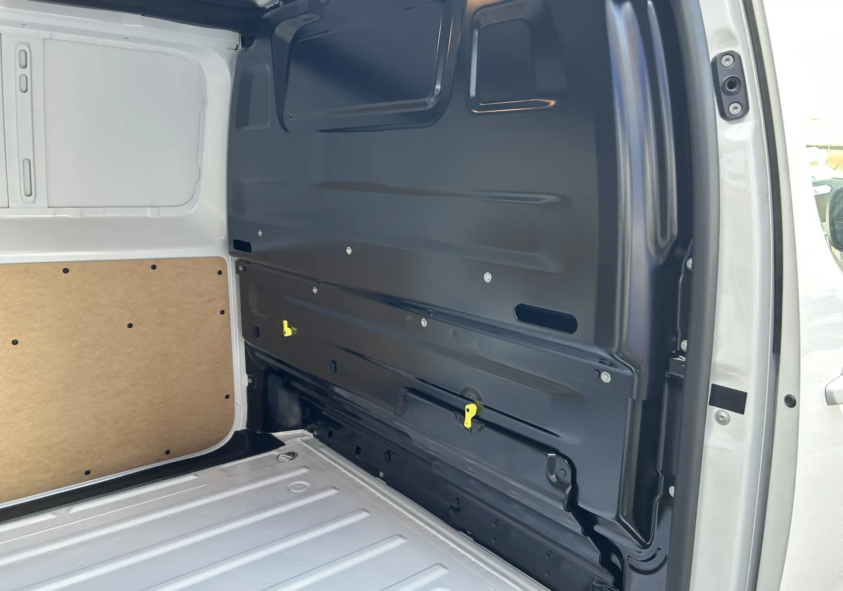 Vue intérieure côté droit du fourgon blanc Citroën Jumpy Ph.2 2025, montrant la paroi métallique et le plancher.