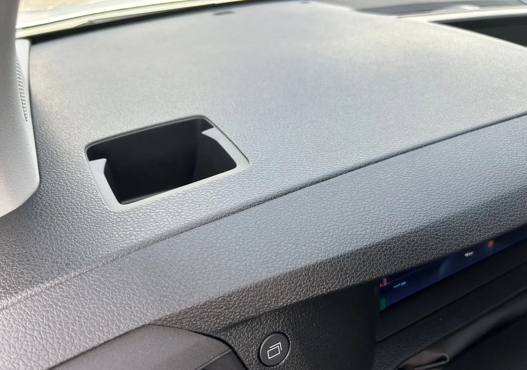 Détail du tableau de bord noir texturé du Citroën Jumpy Fourgon blanc, avec rangement intégré visible.