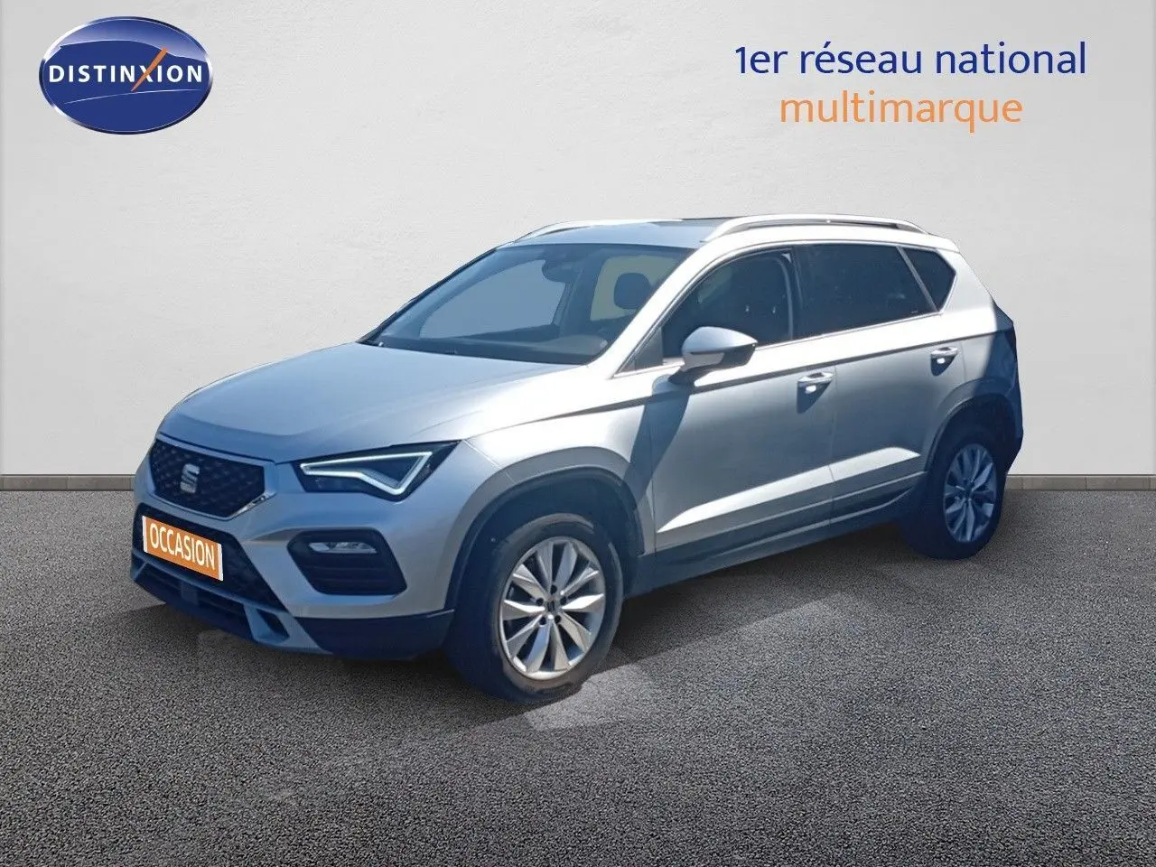 SEAT Ateca argent en 3/4 avant droit, mettant en valeur ses lignes modernes et ses jantes alliage.