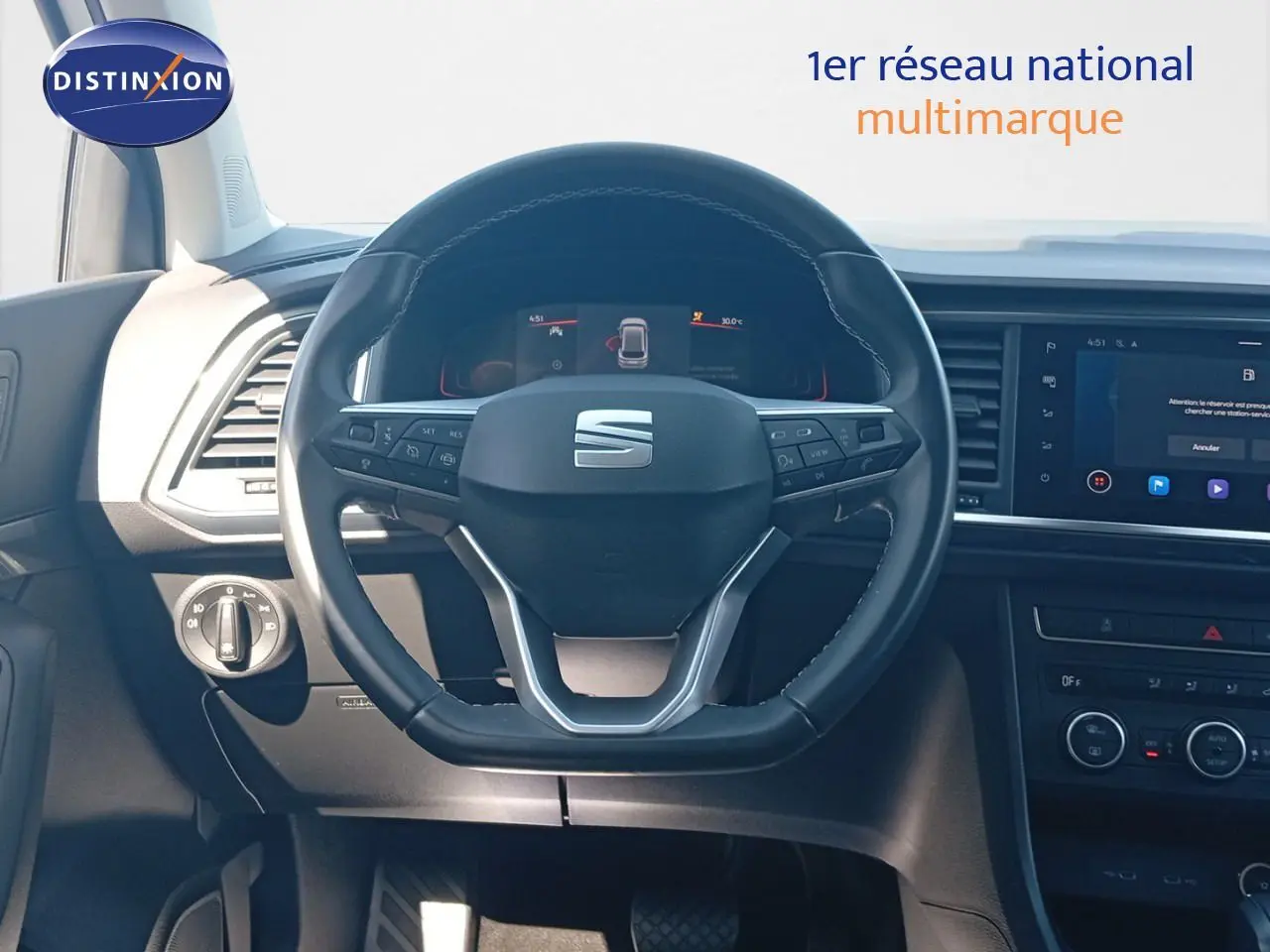 Vue frontale du volant cuir noir et du tableau de bord numérique du SEAT Ateca 2023 finition Style Business.