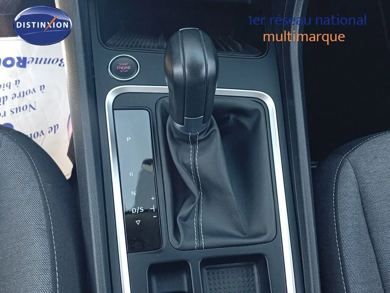 Gros plan sur la console centrale du SEAT Ateca 2023 avec levier de vitesse automatique et bouton start/stop.