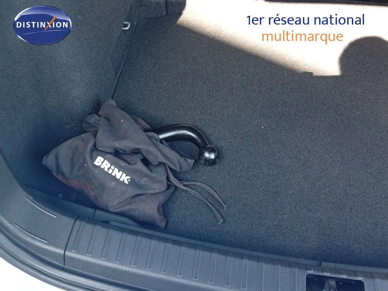 Gros plan sur l'attache-remorque dans le coffre d'un SEAT Ateca argent Reflex Metal, version 2023.