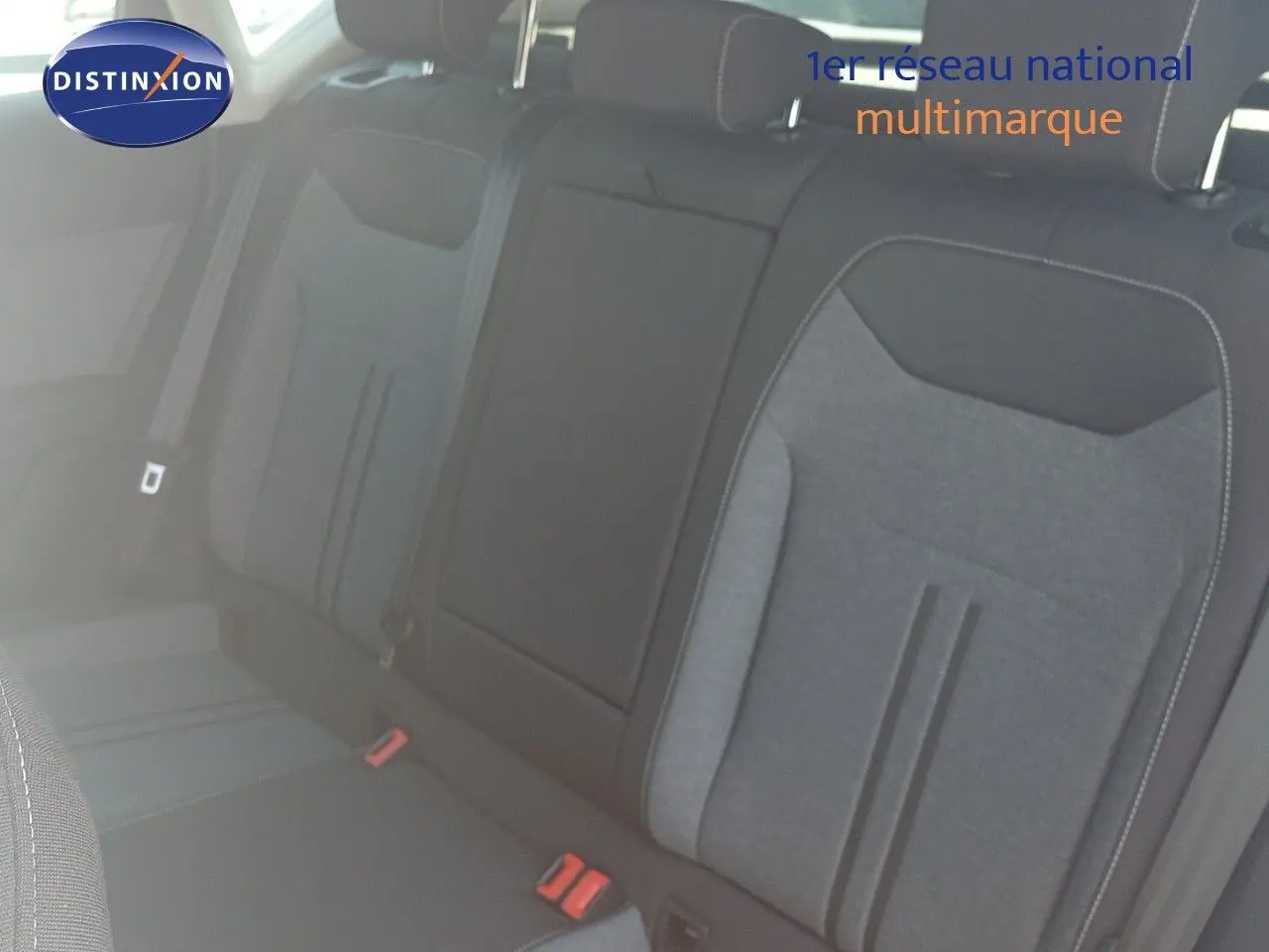 Vue intérieure sur les sièges arrière en tissu gris noir du SEAT Ateca 2023, version Style Business.