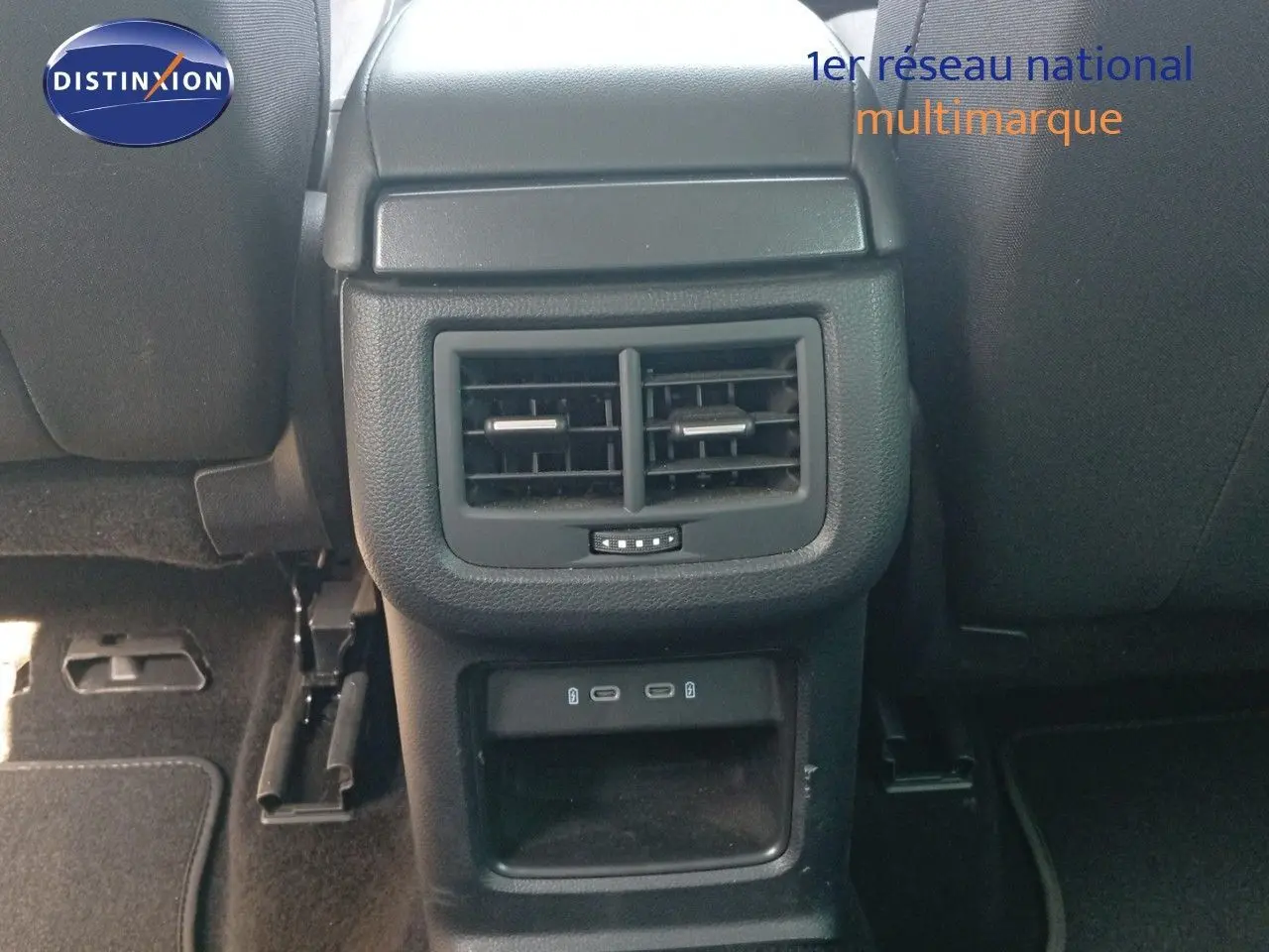 Bouche d'aération arrière et ports USB visibles entre les sièges avant d'un SEAT Ateca argent 2023.