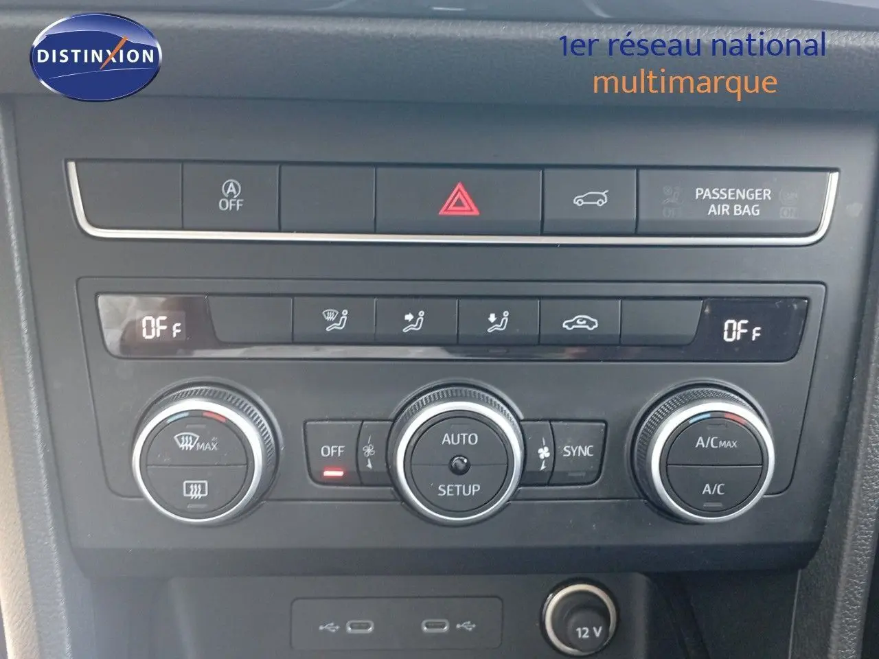 Panneau de commande de climatisation automatique du SEAT Ateca 2023, finition Style Business, avec boutons et affichages numériques.