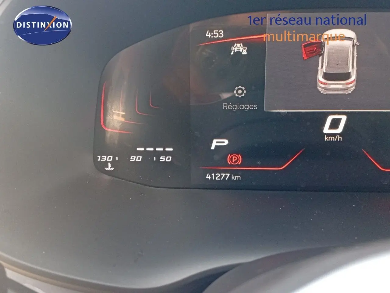 Tableau de bord numérique du SEAT Ateca 2023 montrant l'affichage de la vitesse à 0 km/h et l'alerte porte ouverte côté gauche.