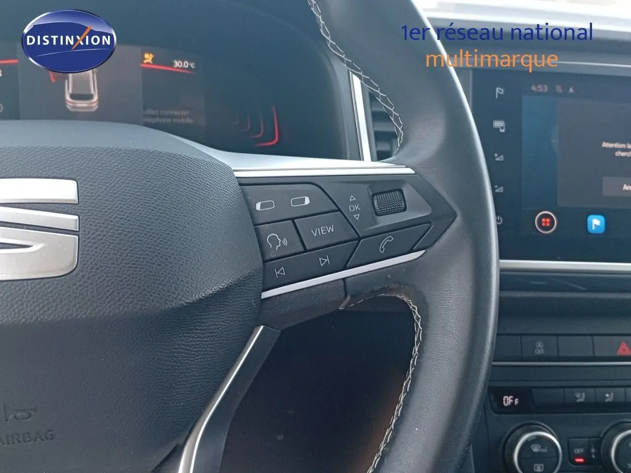 Gros plan sur le volant multifonction du SEAT Ateca 2023 avec commandes intégrées et tableau de bord numérique visible.