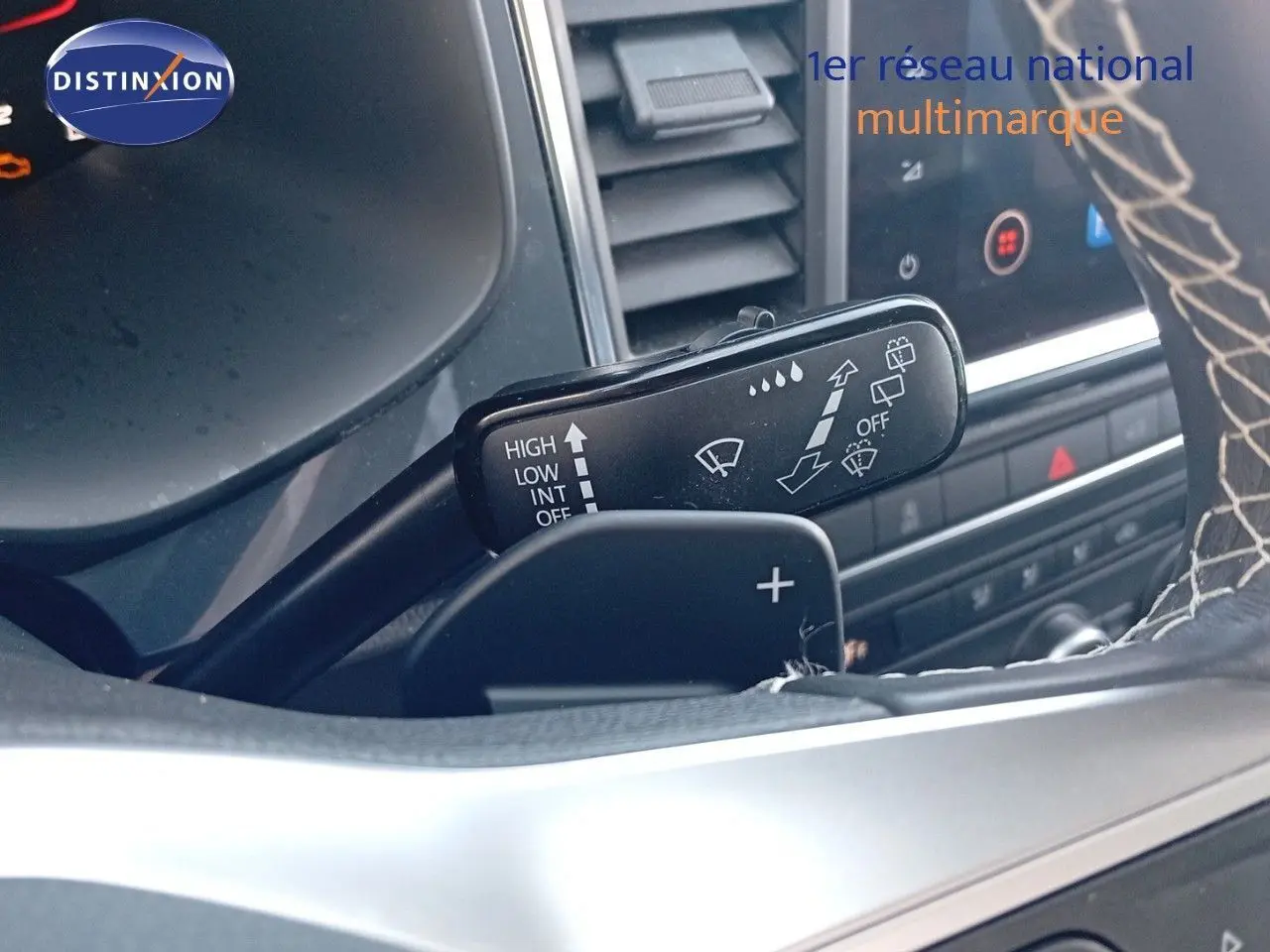 Gros plan sur la commande d'essuie-glace côté droit du volant d'un SEAT Ateca argent 2023, tableau de bord en arrière-plan.