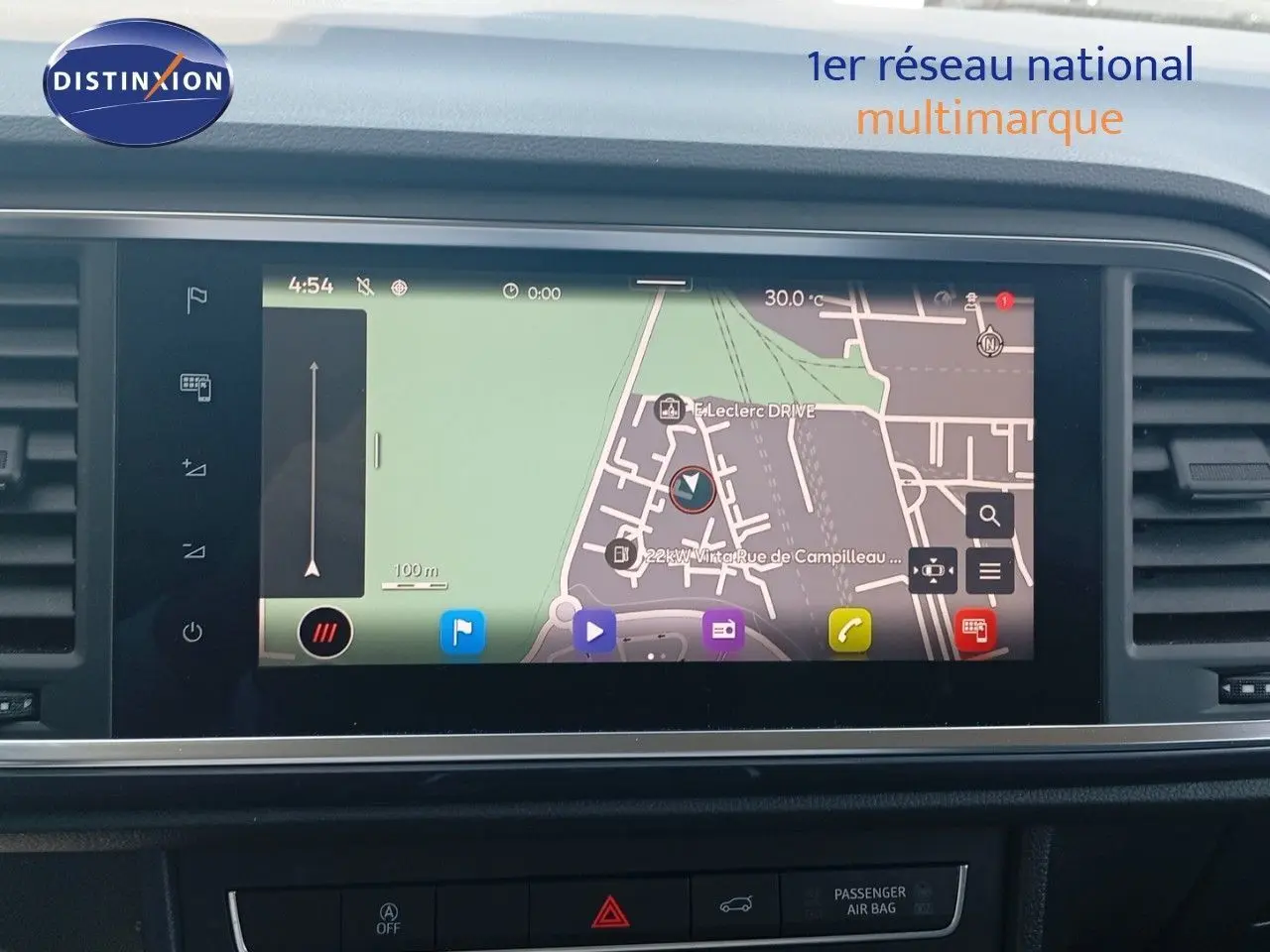 Écran tactile du système de navigation du SEAT Ateca 2023 affichant une carte en mode jour.