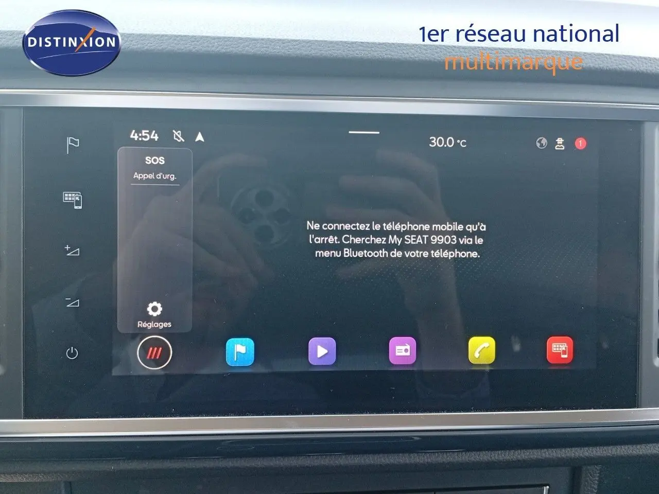 Écran tactile du système multimédia du SEAT Ateca 2023 en finition Style Business, affichant les options Bluetooth et SOS.