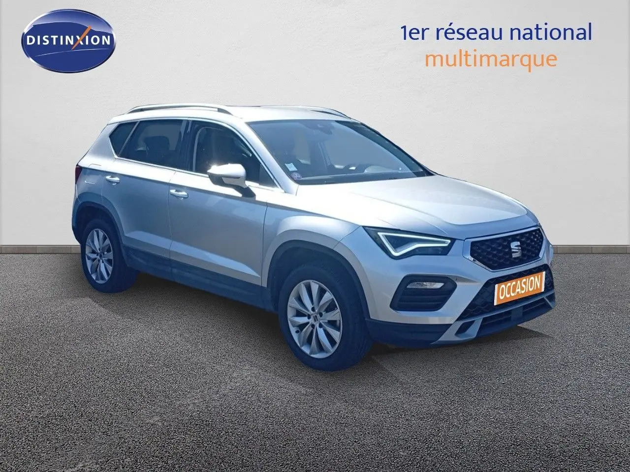 SEAT Ateca argent 3/4 avant droit, SUV compact avec calandre noire et jantes alliage 17 pouces.