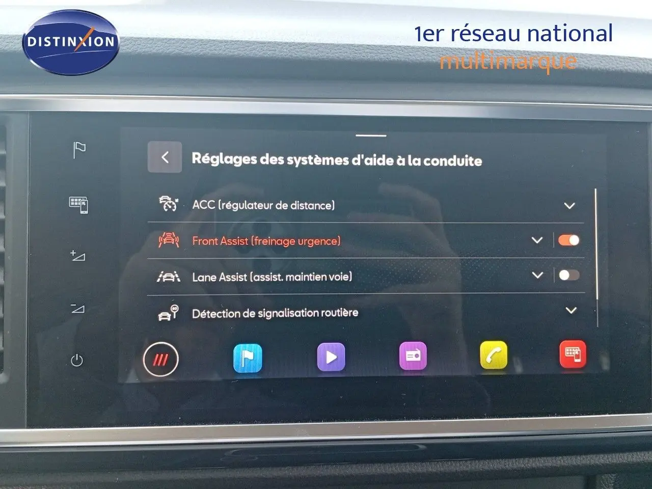 Écran tactile du système d'aide à la conduite du SEAT Ateca 2023 affichant les réglages d'assistances actives.