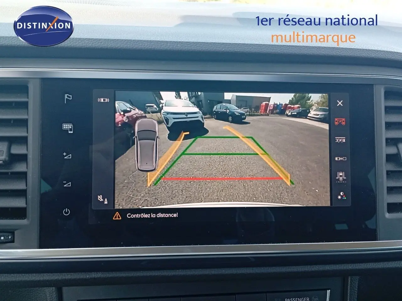 Vue de l'écran de caméra de recul du SEAT Ateca 2023 argent, montrant l'arrière avec lignes de guidage colorées.