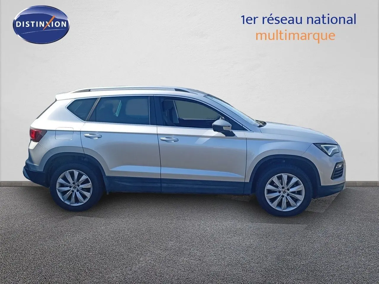 Profil côté gauche d'un SEAT Ateca 2023 argent reflex metal avec jantes alliage et lignes épurées sur fond neutre.