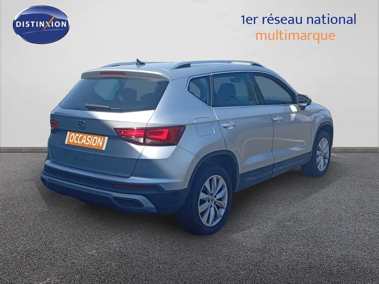SEAT Ateca argent vue 3/4 arrière droit, SUV compact avec feux arrière LED et jantes alliage 17 pouces.