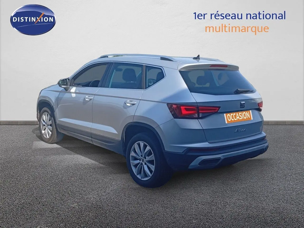 Vue 3/4 arrière droite d'un SUV SEAT Ateca argent Reflex Metal de 2023 avec jantes alliage et feux LED distinctifs.