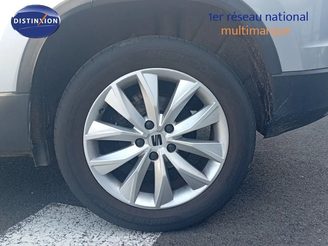 Gros plan sur la roue avant gauche argentée du SEAT Ateca 2023 avec jante alliage à dix branches.