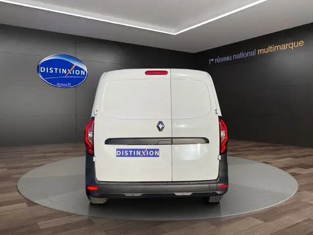 Vue arrière d’un Renault Kangoo Van blanc 2023 en intérieur avec portes arrière fermées et logo Renault visible.