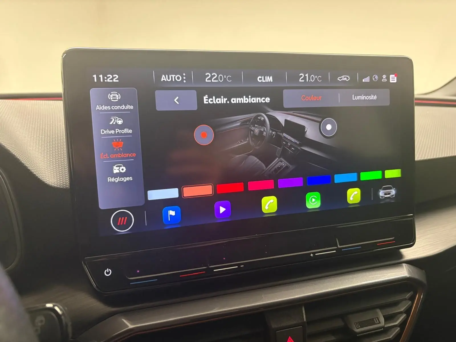 Écran tactile central affichant les réglages d’éclairage d’ambiance dans l’habitacle d’une CUPRA Leon 2024.
