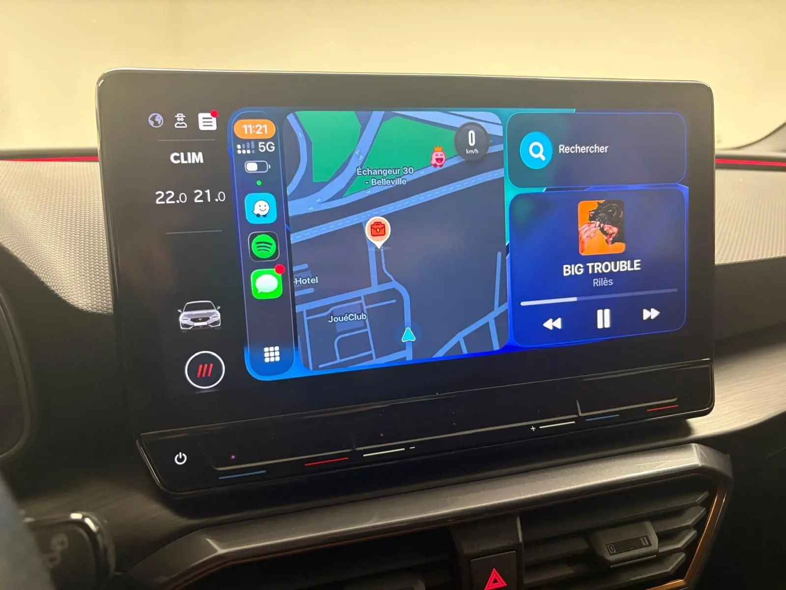 Écran tactile central du tableau de bord du CUPRA Leon 2024 affichant la navigation et la musique en cours.