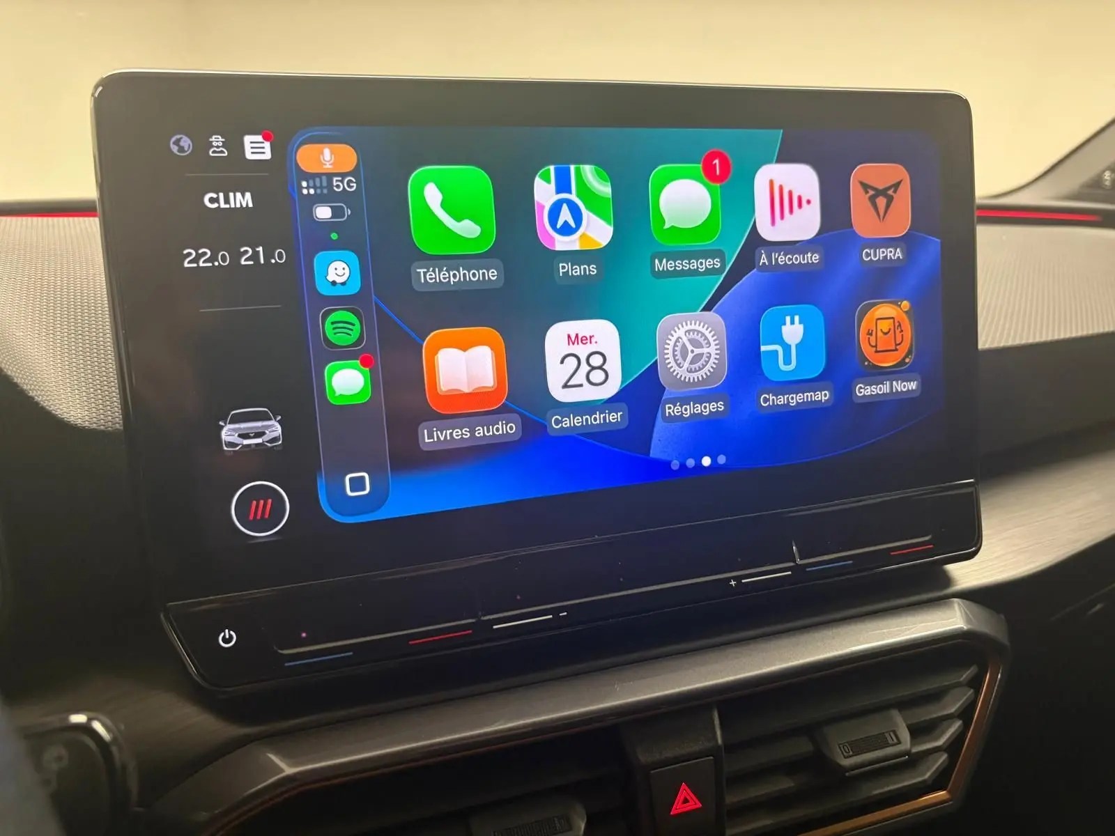 Écran tactile central du tableau de bord de la CUPRA Leon 2024 affichant les applications connectées.