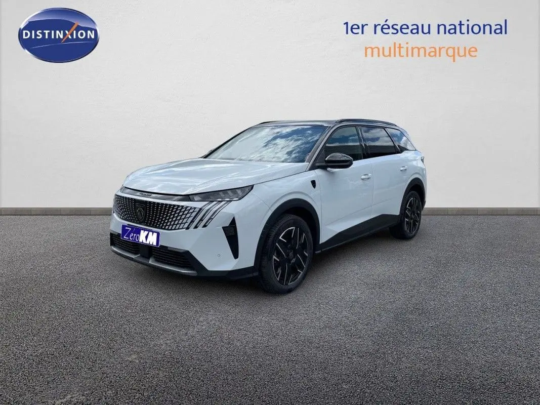 Peugeot 5008 Hybrid 145 GT blanc Okenite avec toit noir, vue 3/4 avant droit sur fond neutre.