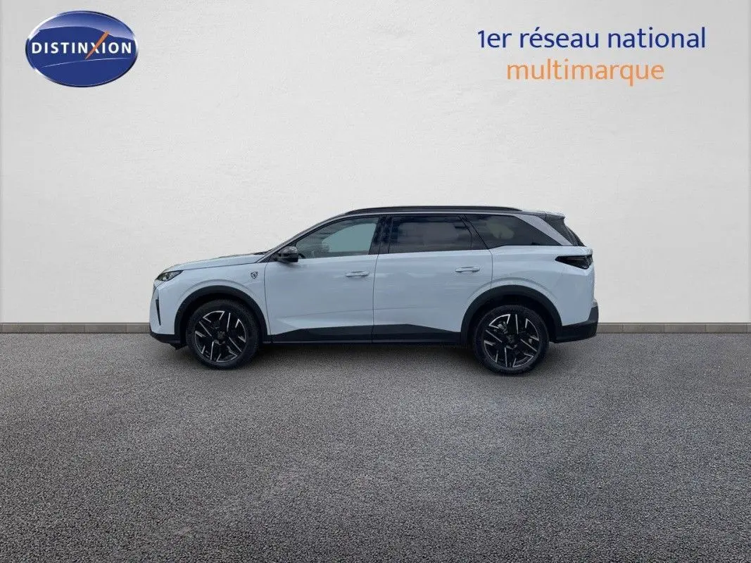 Peugeot 5008 Hybrid blanc Okenite avec toit noir, vue profil côté gauche, jantes noires distinctives.