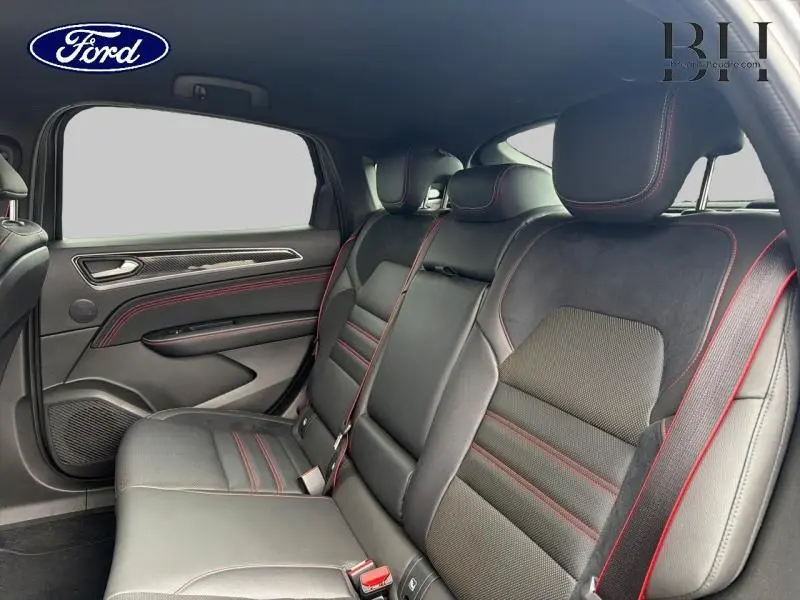 Vue intérieure arrière côté gauche du Renault Arkana 2023, sièges en cuir noir avec surpiqûres rouges et détails suédine.