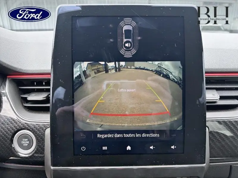 Écran tactile central montrant la caméra de recul avec indication "Coffre ouvert" dans un intérieur Renault Arkana gris métallique.