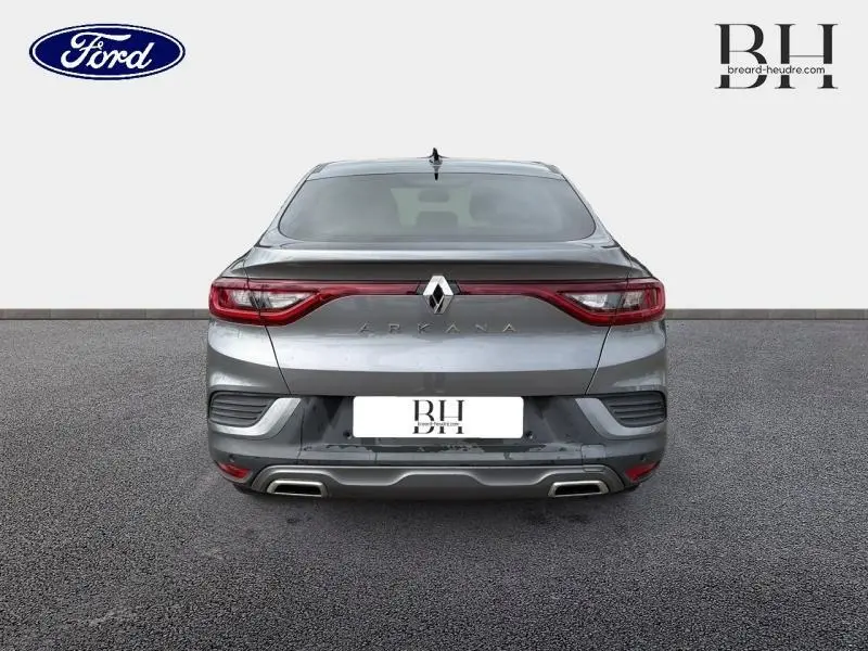 Vue arrière d'une Renault Arkana gris métallisé 2023 avec feux arrière LED reliés et double sortie d'échappement.