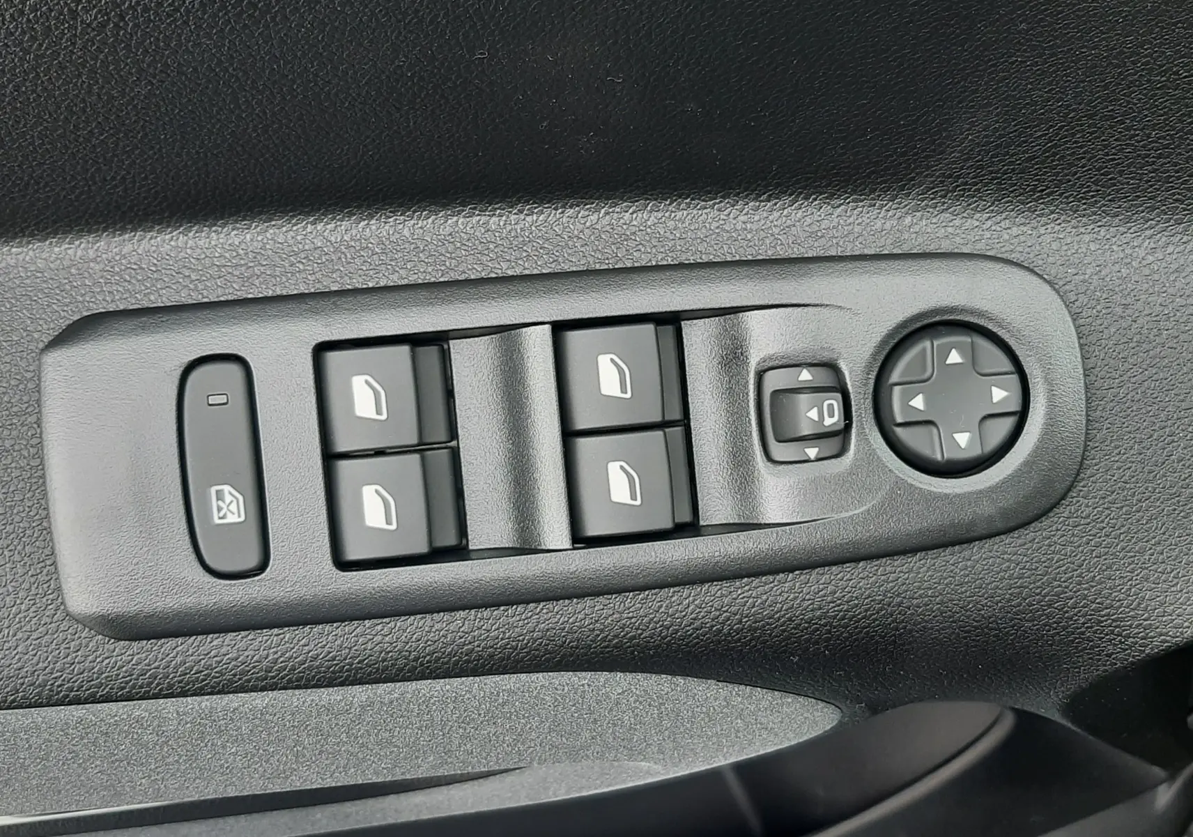 Gros plan sur les commandes des vitres et rétroviseurs côté conducteur du Peugeot Rifter bleu Kiama 2026.