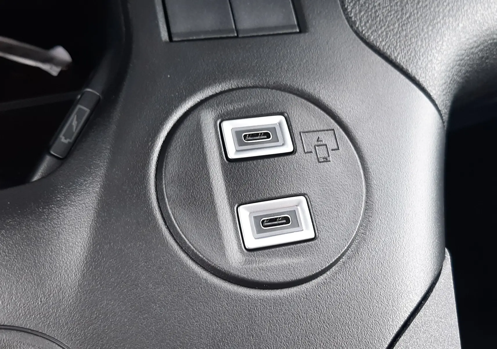 Gros plan sur deux ports USB-C intégrés dans la console centrale noire du Peugeot Rifter bleu Kiama 2026.