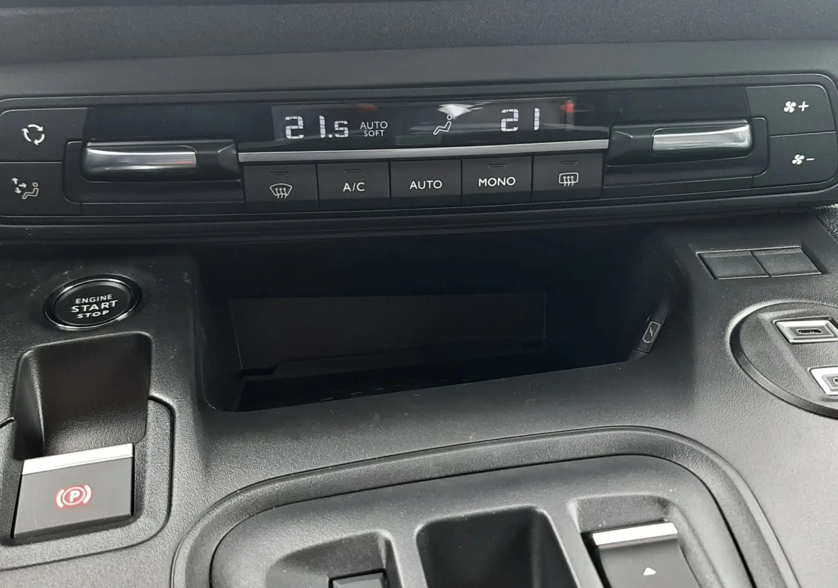Gros plan sur la console centrale du Peugeot Rifter bleu Kiama 2026, montrant commandes climatisation et bouton démarrage.