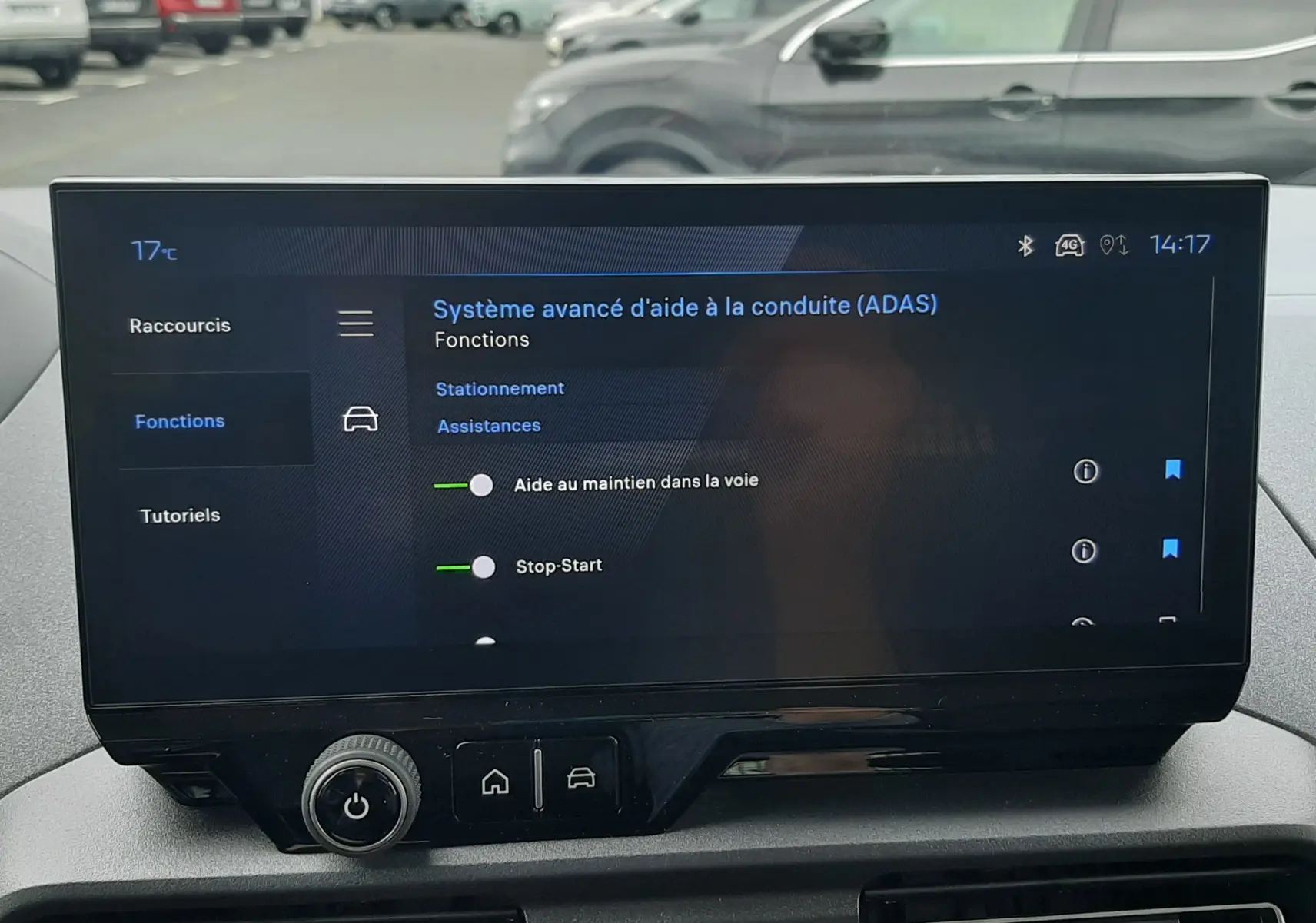 Vue intérieure du tableau de bord du Peugeot Rifter 2026, écran tactile affichant les aides à la conduite, ambiance grise.