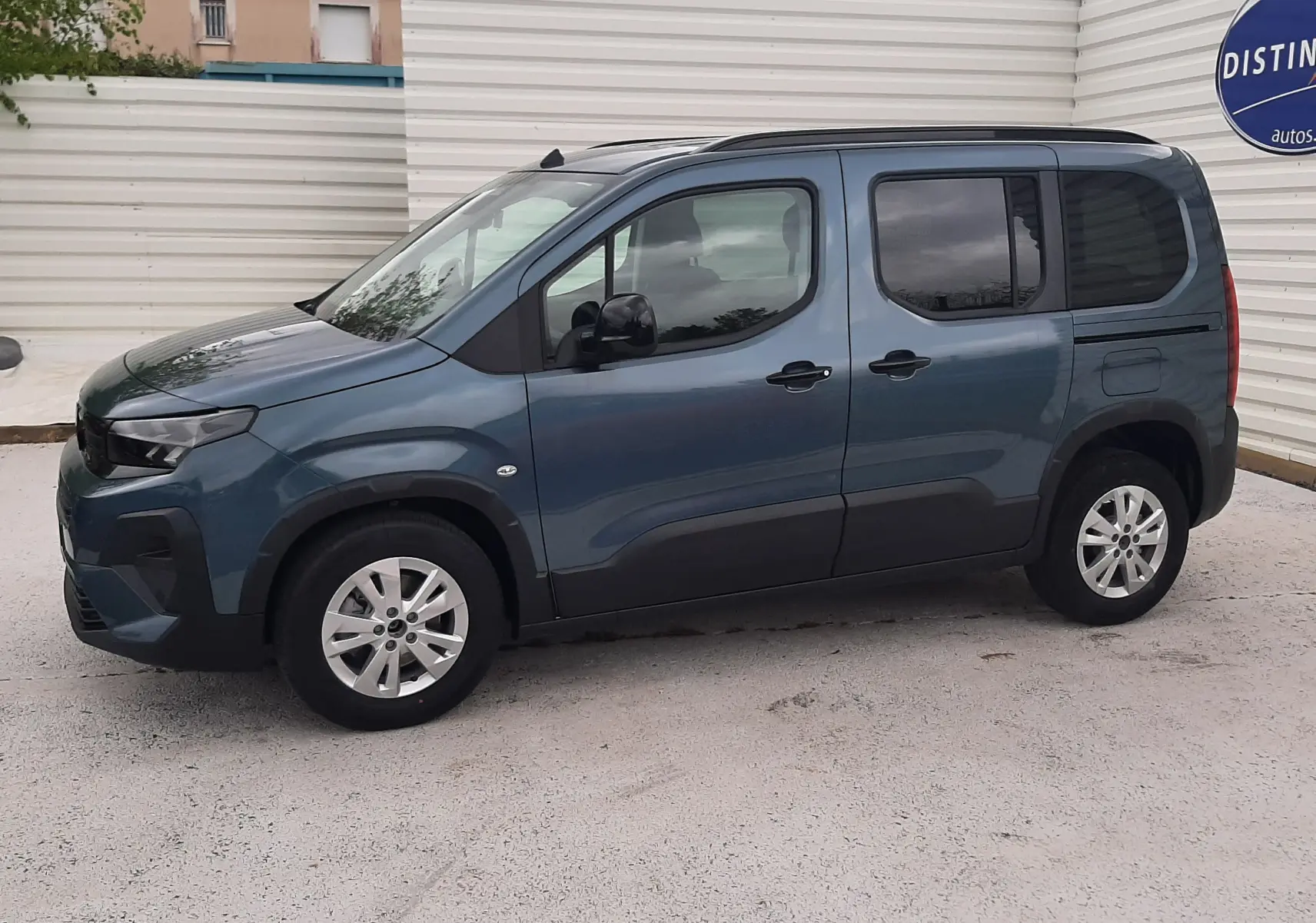 Peugeot Rifter bleu Kiama vue de profil côté gauche, avec jantes alliage et vitres arrière teintées.