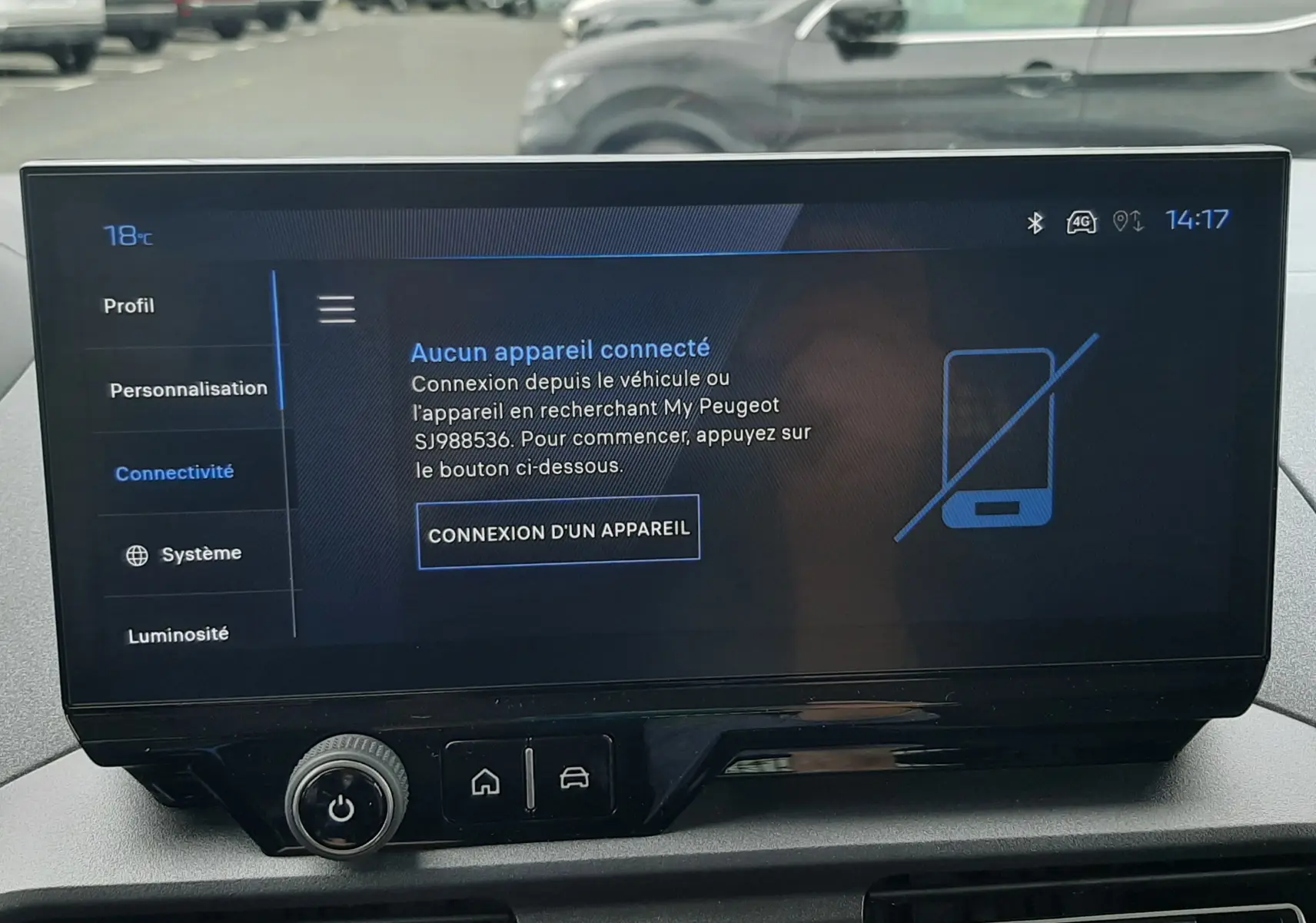 Écran tactile central du Peugeot Rifter 2026 affichant le menu connectivité, intérieur gris avec aérateurs noirs.