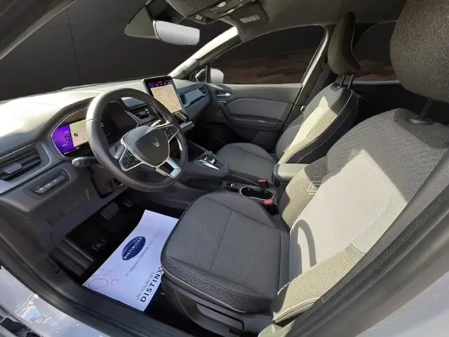Vue intérieure côté conducteur de la Renault Symbioz gris clair, avec tableau de bord digital et écran tactile central.