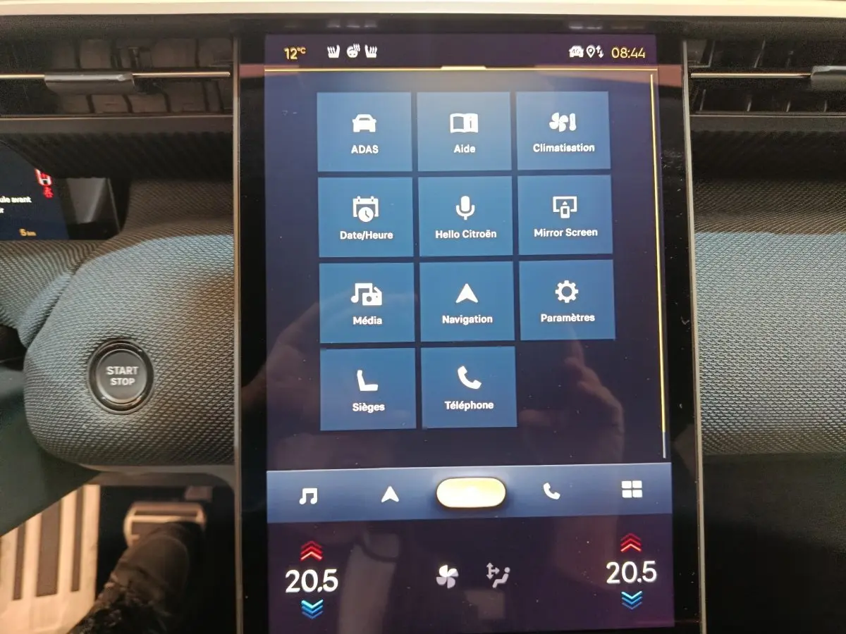 Écran tactile central vertical affichant le menu multimédia dans l'habitacle noir du Citroën C5 Hybride 2026.