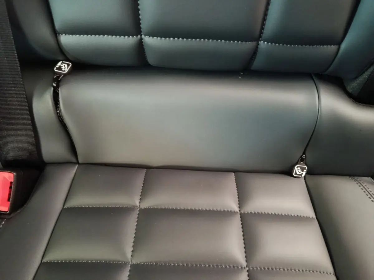 Gros plan sur la banquette arrière noire en cuir avec fixation Isofix visible dans une Citroën C5 Hybride 2026.