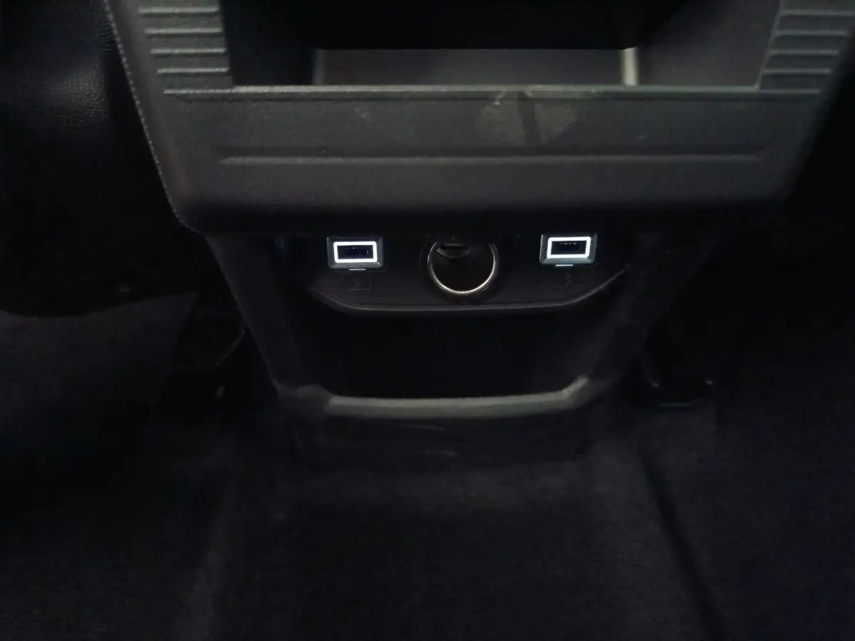 Vue rapprochée des ports USB arrière et prise 12V noirs dans une Citroën C5 Hybride 2026.
