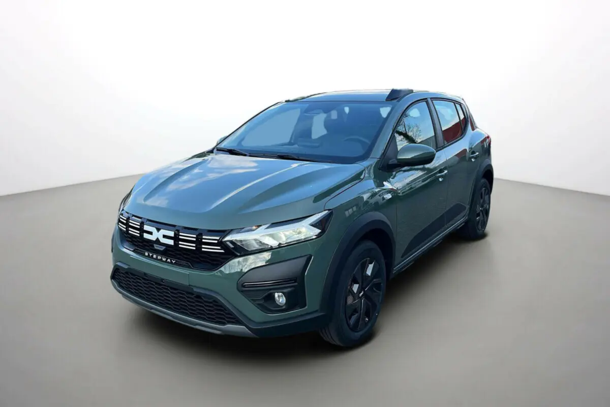 Vue 3/4 avant d'une Dacia Sandero Stepway 2025 en kaki lichen avec calandre noire et jantes foncées.