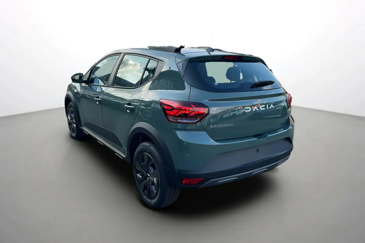 Vue 3/4 arrière droite d'une Dacia Sandero Stepway 2025 en kaki lichen avec jantes noires et détails noirs contrastants.