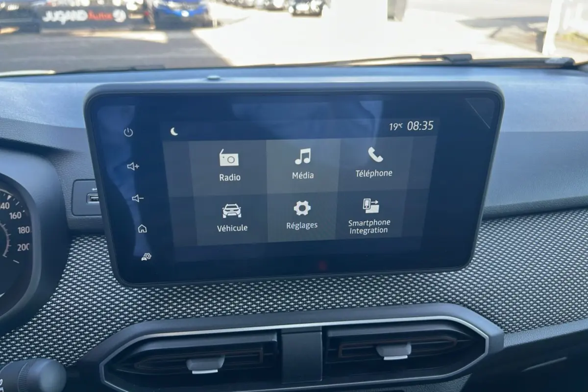 Tablette tactile centrale du tableau de bord du Dacia Sandero Stepway 2025 avec interface multimédia affichée.