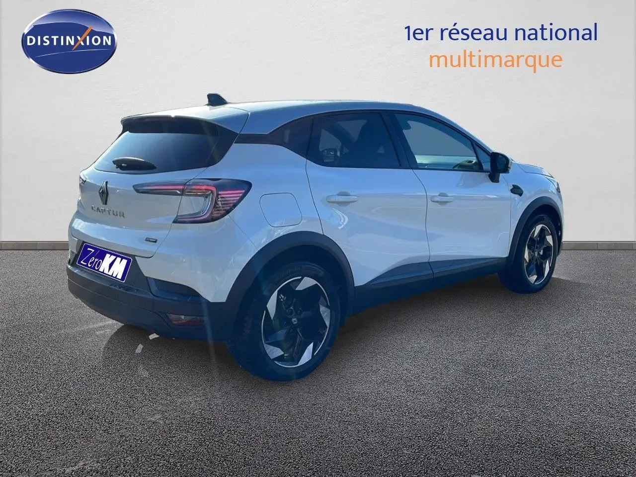 Renault Captur E-Tech hybride blanc nacré vue 3/4 arrière côté droit avec toit gris métallisé.