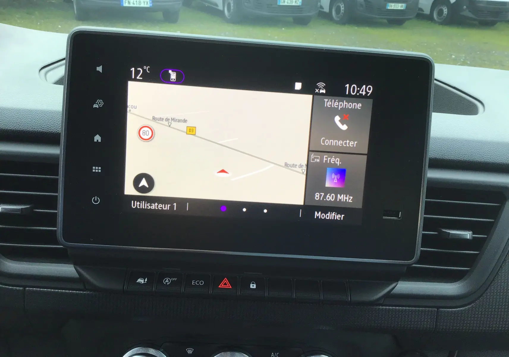 Vue rapprochée de l’écran tactile central du Renault Trafic Fourgon noir, affichant la navigation et les commandes multimédia.